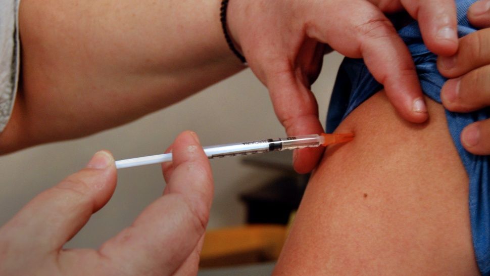 La Unión Europea autorizó la vacuna de AstraZeneca para todos los adultos