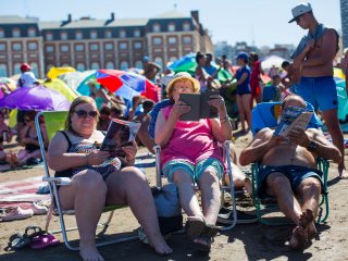Alquilar por día una carpa en las playas de Mar del Plata cuesta lo mismo que el hospedaje