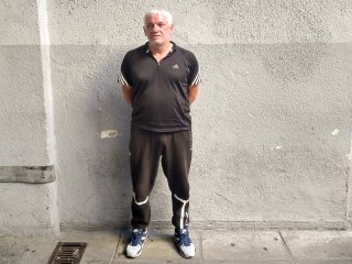 Un ex convicto acusado de violar 41 veces a una mujer fue detenido mientras dirigía un partido