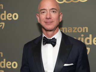 Jeff Bezos dejó de ser el hombre más rico del mundo según Forbes