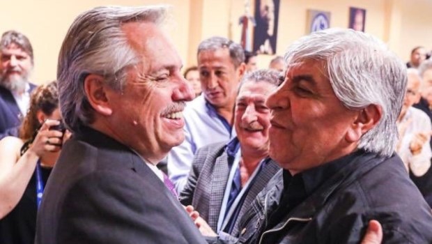 El Gobierno prepara un aumento por decreto para trabajadores públicos y privados