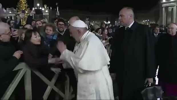 Francisco pidió «disculpas» por el incidente con una fiel en Plaza San Pedro