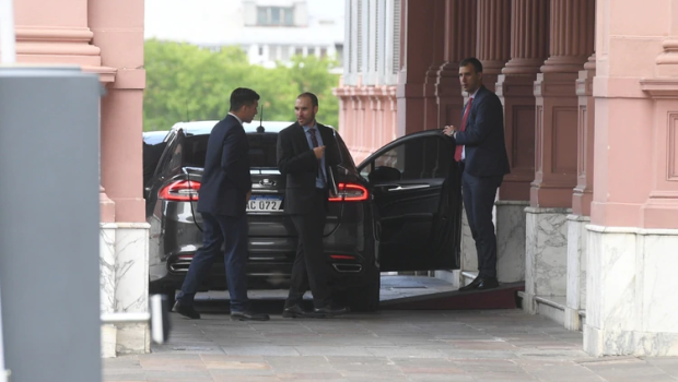 El aumento salarial para privados y estatales se pagará en dos cuotas y tendrá un piso de 4000 pesos