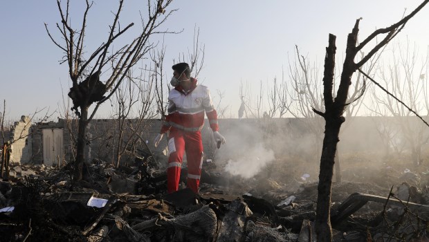 Irán asegura que ningún misil alcanzó al avión que cayó con 176 personas