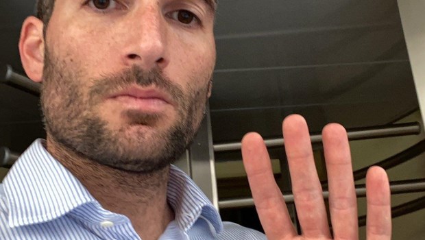 Un ex funcionario de Cambiemos asegura que el sobre con 10.000 dólares «fue plantado» en su despacho