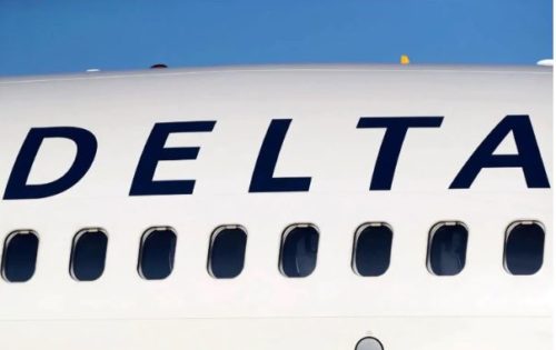 Pánico en pleno vuelo: pasajero de un avión se asustó con una turbina, abrió la puerta y desató el caos