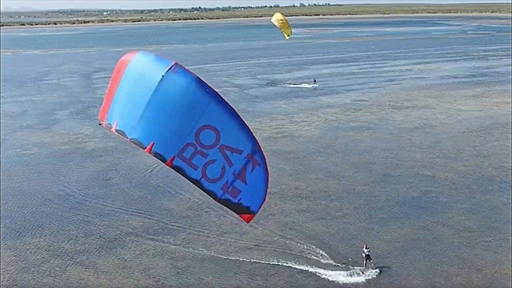 Dictan clases de kite surf  en el lago de El Nihuil