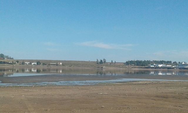 Visitantes sorprendidos por los bajos niveles de agua en El Nihuil
