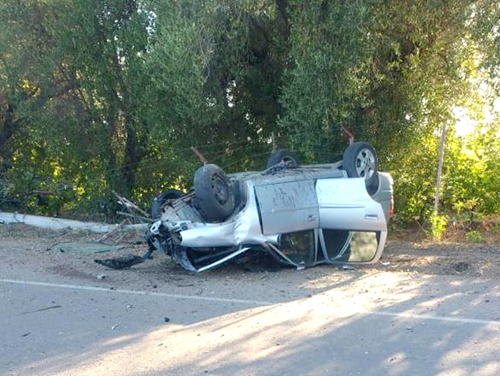 Volcó un auto en Rama Caída y su conductor quedó atrapado en el interior