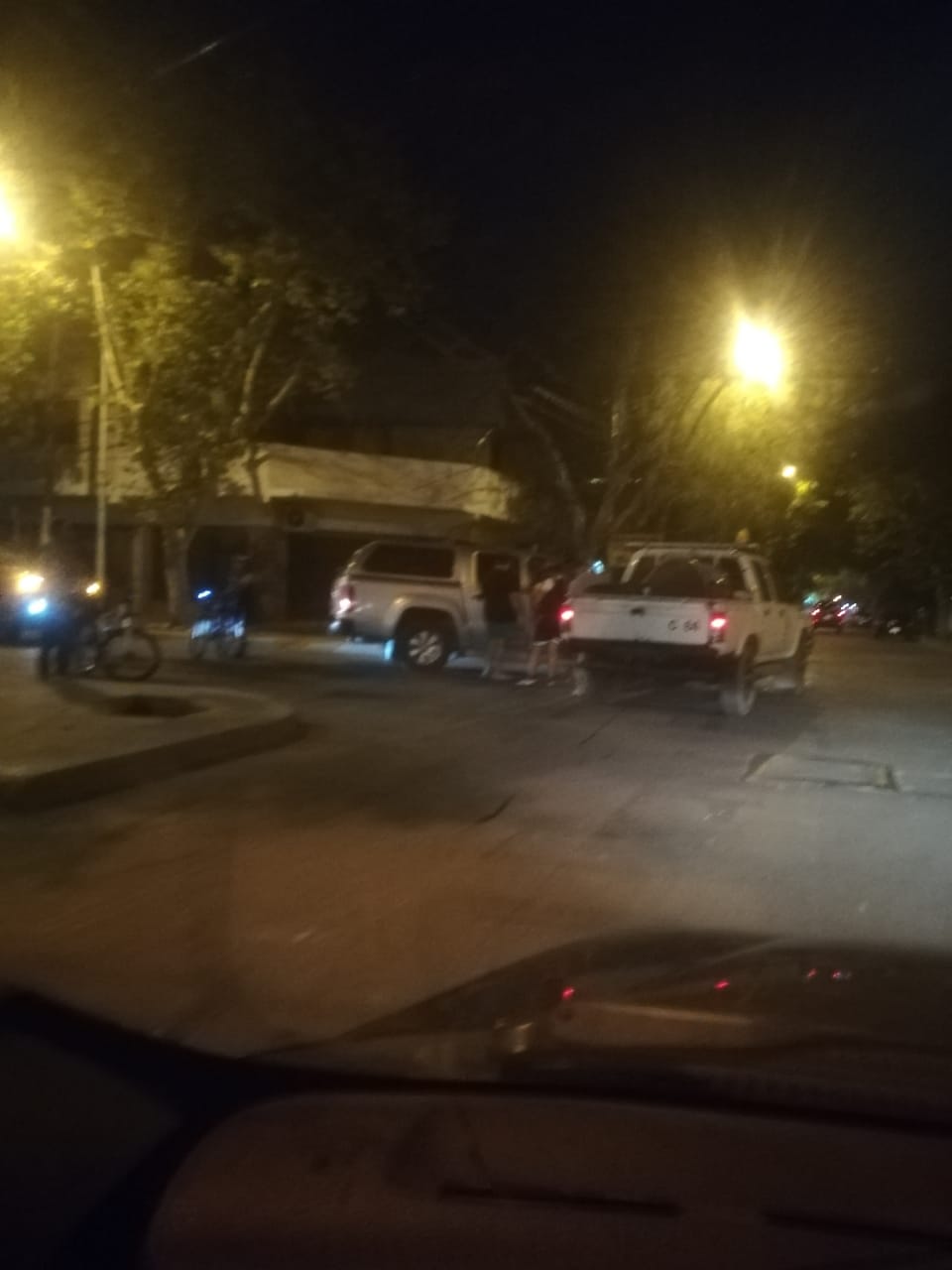 Chocaron dos camionetas en pleno centro
