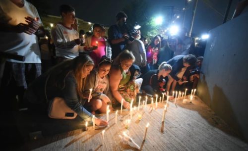 Vecinos y turistas realizaron una marcha de velas blancas en el lugar donde asesinaron a Fernando Báez Sosa