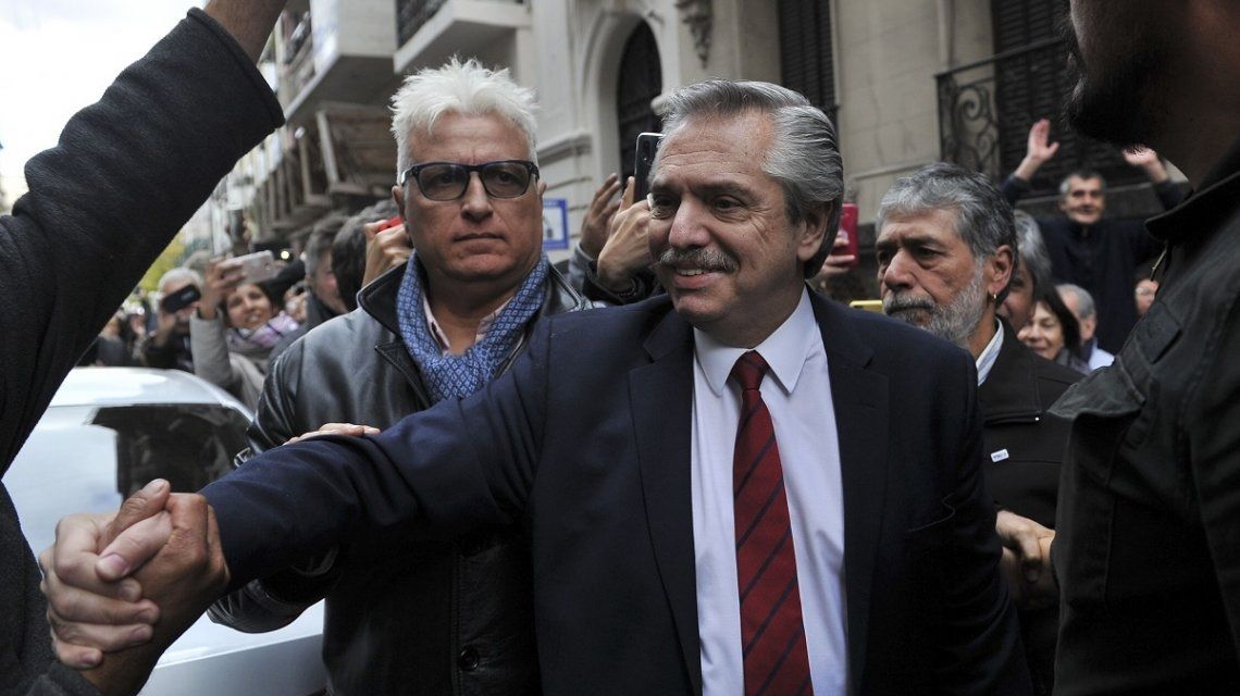 El presidente llegó al país tras su viaje a Israel