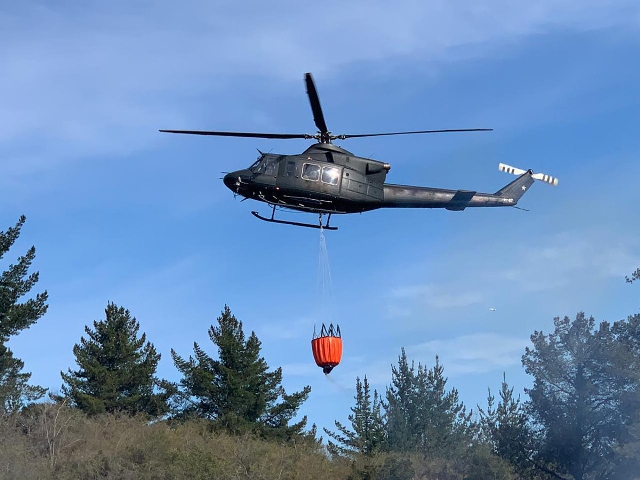 El helicóptero dispuesto en Monte Comán cuenta con “bambi bucket” para combatir incendios desde el aire