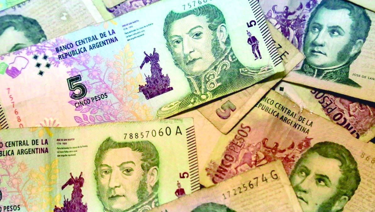 Extienden por un  mes la validez de los  billetes de 5 pesos
