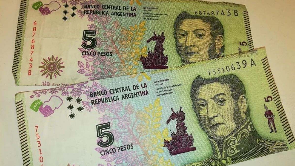 Advierten que habrá sanciones para los comercios que no acepten los billetes de $5