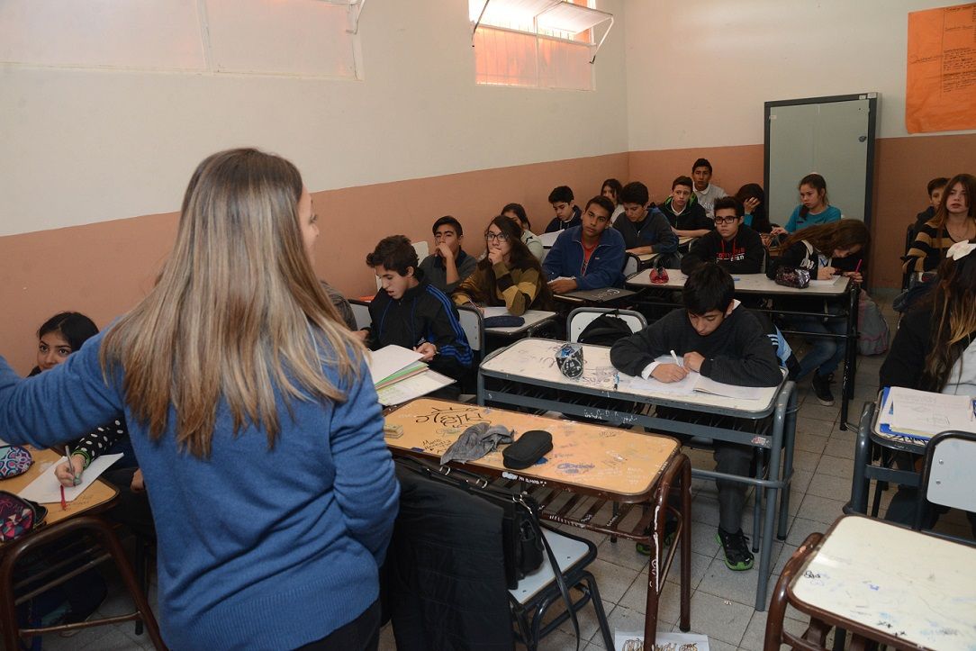 El Gobierno nacional otorgaría por decreto un aumento a docentes a cuenta de paritarias