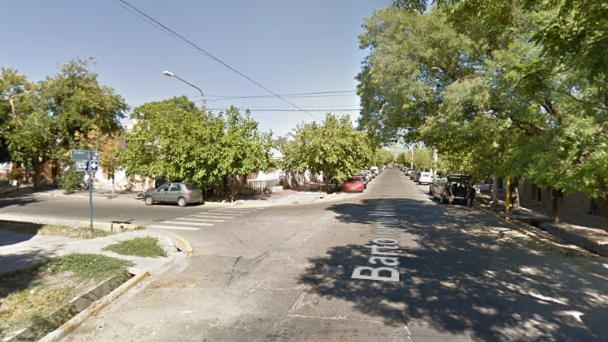 Maipú: una mujer cayó de una moto que conducía su hijo y está grave