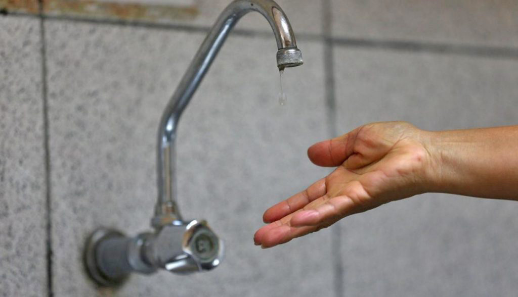 Vecinos del barrio Los Inquilinos  reclaman por no tener agua