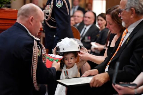 Las fotos que hacen llorar a Australia y recorren el mundo: la niña que despide a su papá bombero con una sonrisa