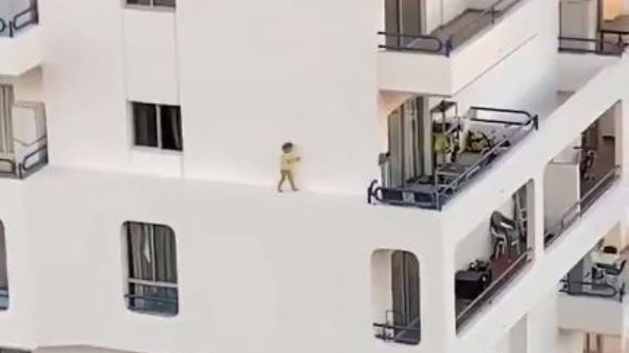 España:  una pequeña corrió por una cornisa y casi cae al vacío (video)