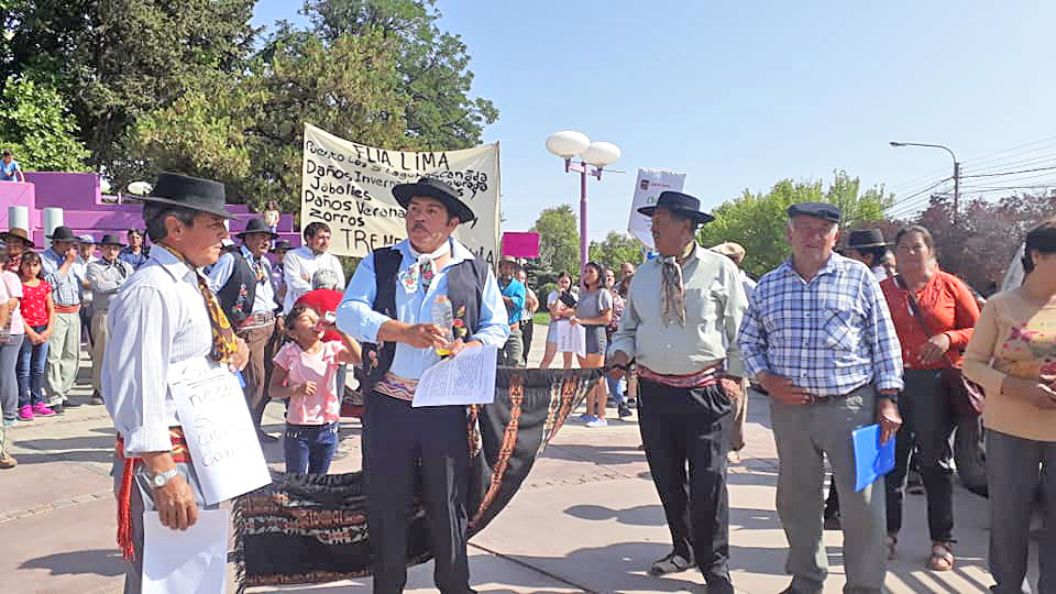 Puesteros marcharon preocupados por la sequía y los ataques de predadores