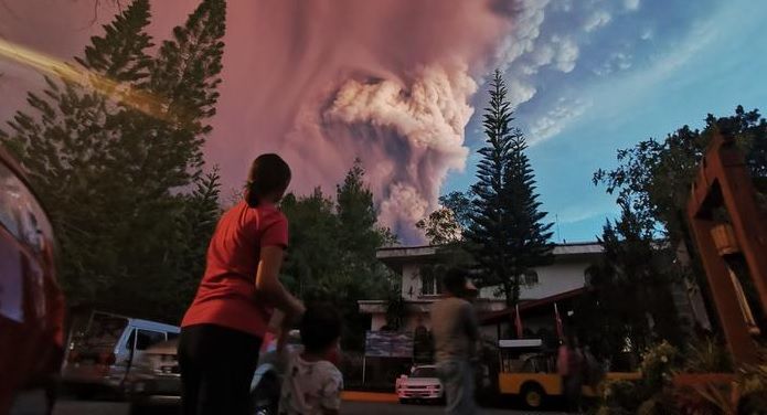 Más de 24.000 evacuados por la erupción del volcán Taal
