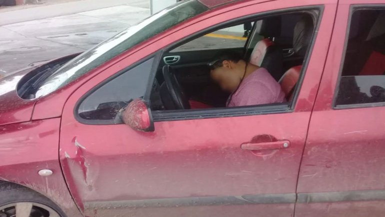 Chubut: Dormía en el auto, muy borracho y con sus hijitos en la parte de atrás