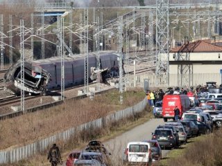 Italia: dos muertos y 28 heridos por el descarrilamiento de un tren de alta velocidad