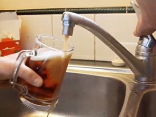 India: Abrieron la canilla de su casa y salió cerveza