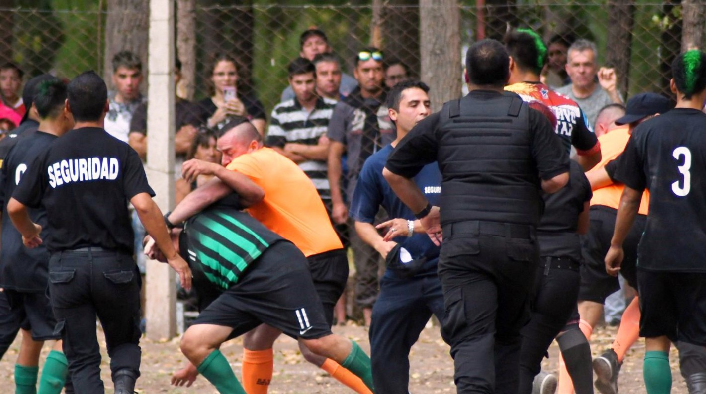 La final del fútbol malargüino terminó a las piñas
