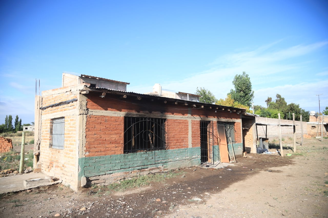 Se incendió una vivienda en calle Suter y hubo pérdidas totales