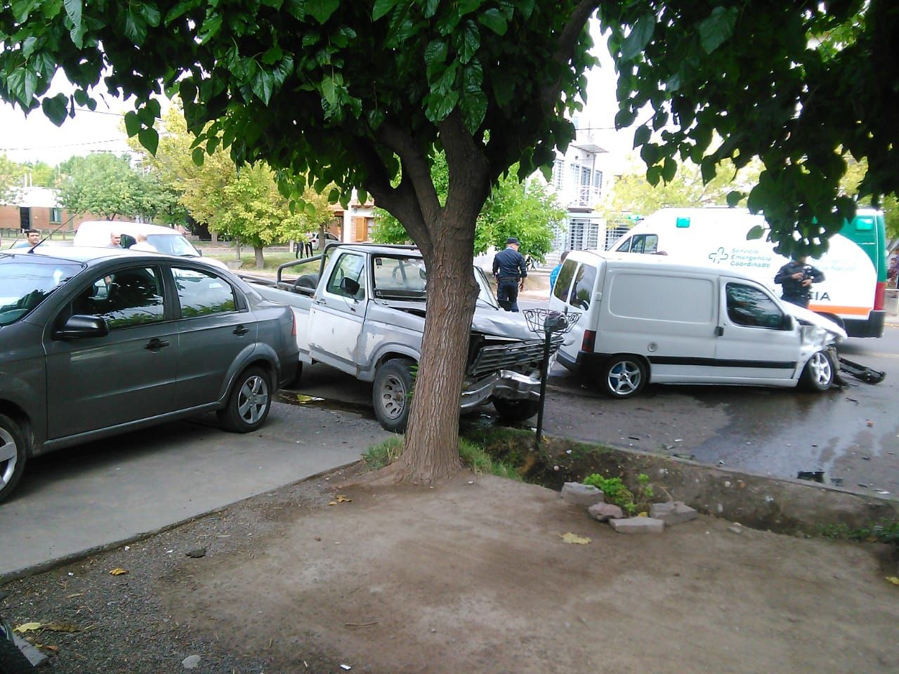 Fuerte choque entre  una camioneta y un utilitario  en la avenida 9 de Julio