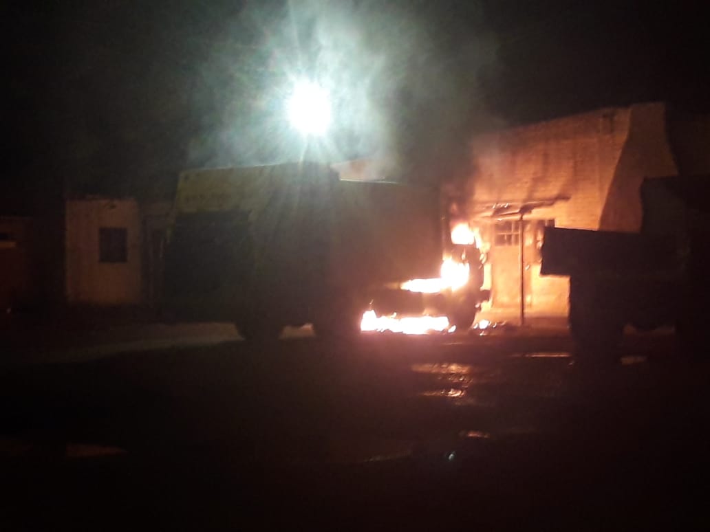 Se incendió un camión recolector en la planta de servicios