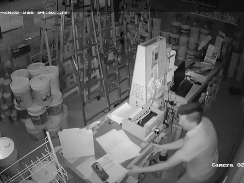 Impresionantes videos: en 12 segundos rompió el blindex y robó la caja registradora de una pinturería