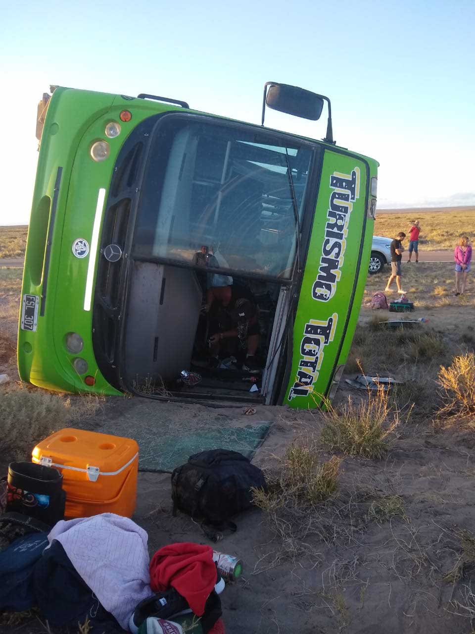 Un desperfecto en una rueda habría incidido en el vuelco  del colectivo en las Salinas