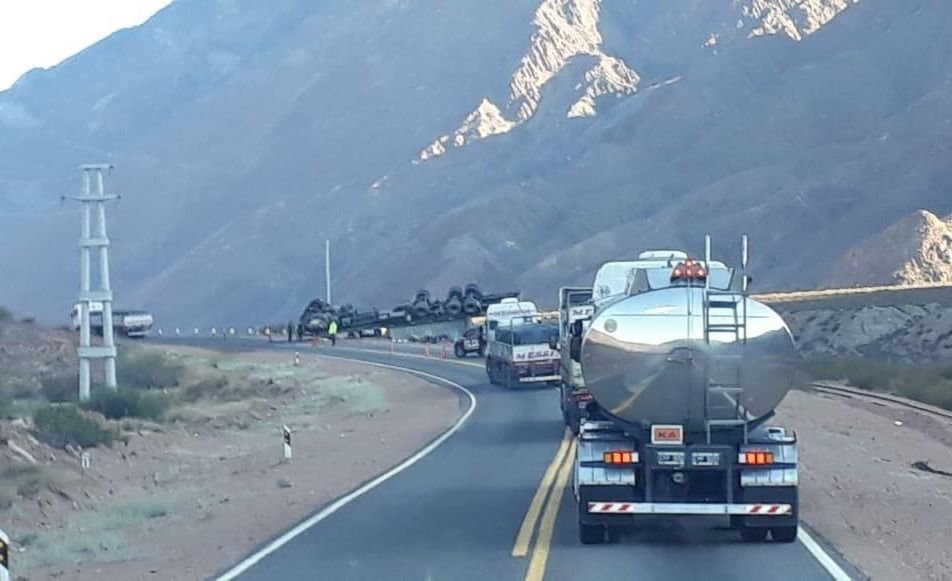 Un camión volcó en la Ruta 7 cerca de Uspallata