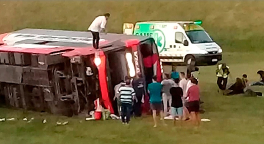 Al menos dos muertos en el vuelco de un colectivo que iba de Mar del Plata a Buenos Aires