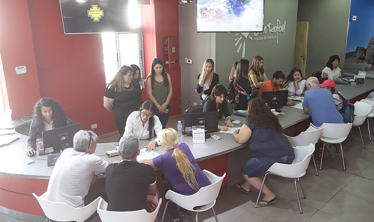 Ocupación al 100%:  miles de turistas disfrutan  del fin de semana largo