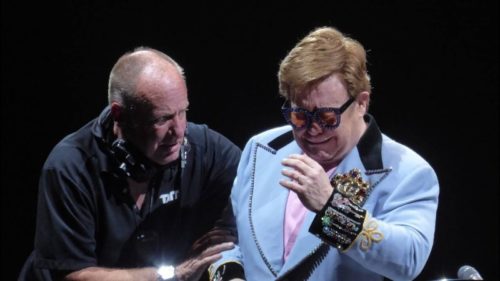 Elton John suspendió su concierto y reveló que tiene neumonía