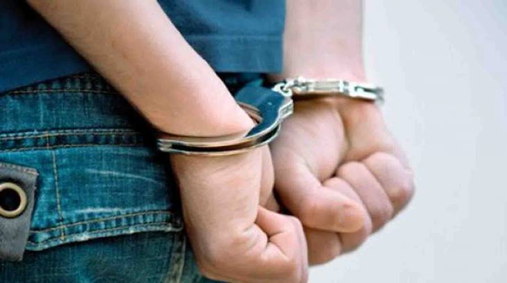 Un menor de 15 años intentó robar en una librería y lo atraparon los vecinos