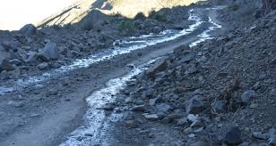 Recomiendan transitar con precaución en caminos de montaña