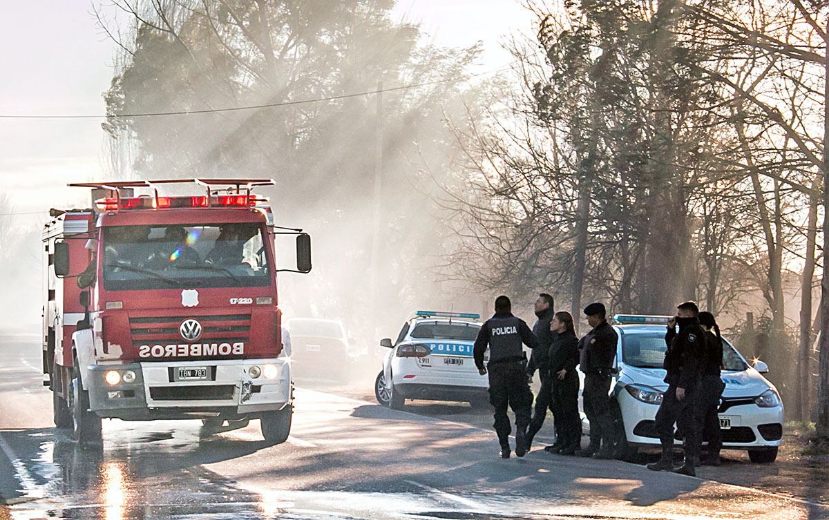 Un incendio  consumió un auto en Las Paredes