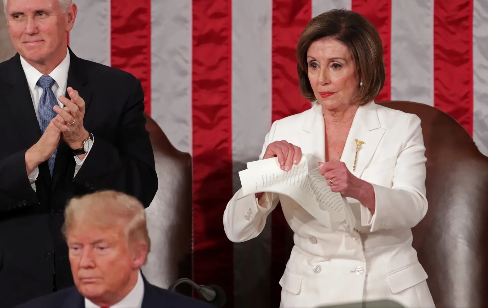 Tras negarle el saludo, la líder demócrata Nancy Pelosi rompió el discurso de Donald Trump ante el Congreso