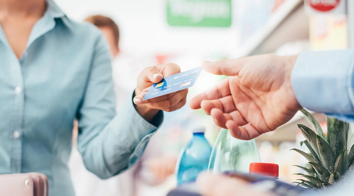 Aseguran que pagar compras en el exterior con tarjeta sin el recargo del 30% es posible