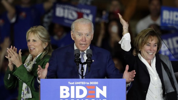 Biden repuntó en la interna demócrata y Bloomberg se baja y lo apoya