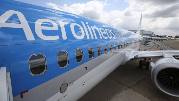 Aerolíneas traerá argentinos de Brasil mientras se analiza un regreso gradual de compatriotas