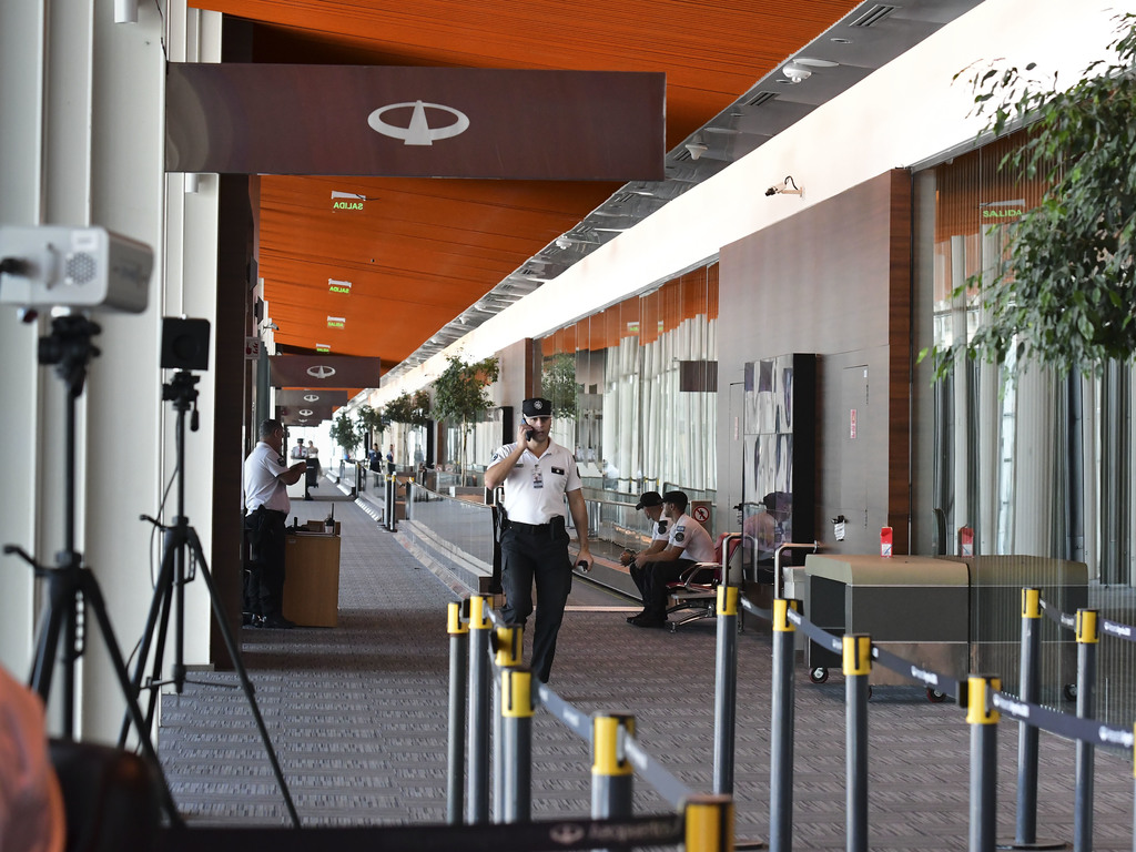 Deportan a extranjeros que llegaron de países considerados «de riesgo»