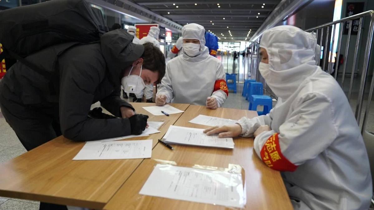 China asegura tener menos de 2.500 contagiados de coronavirus “activos”, su menor cifra desde enero