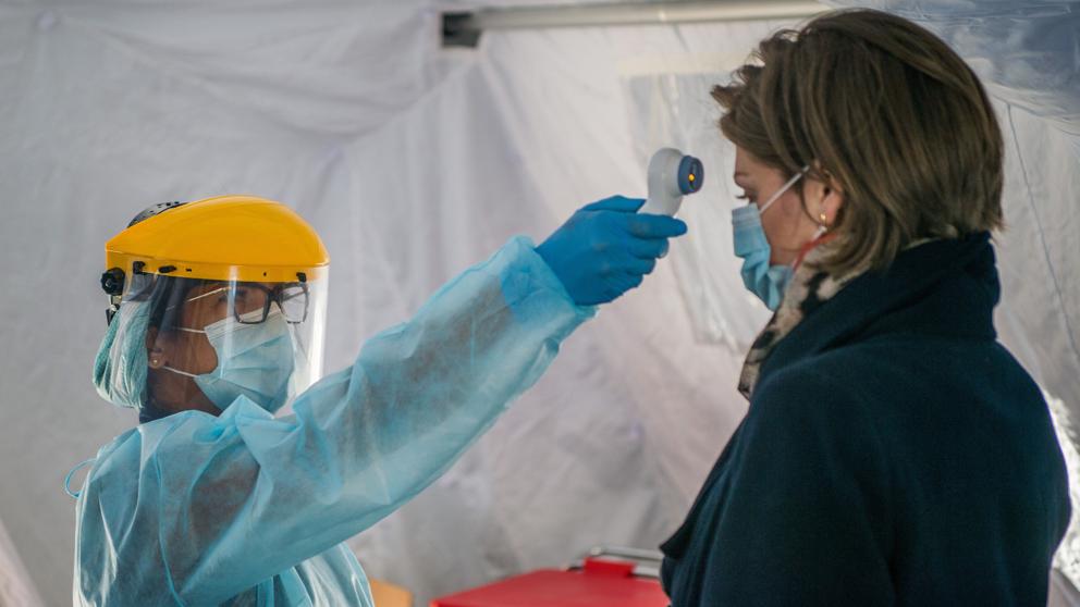 España suma casi 5.000 contagios de coronavirus y 324 muertos en las últimas 24 horas