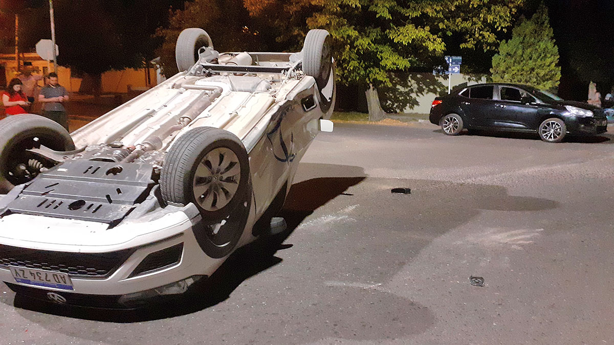 Accidente céntrico terminó con una camioneta volcada